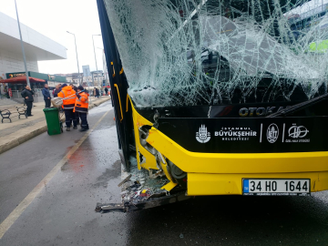 İstanbul - Silivri'de İETT otobüsüyle yolcu minibüsü çarpıştı: 3 yaralı