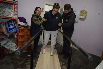 Fizik tedaviyle 5 yıl sonra adım atan Aysun, yürüyüp polis olmak istiyor
