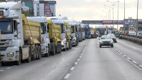 İstanbul- Döküm sahası değiştirilen hafriyat kamyon şoförleri D-100'de eylem yaptı