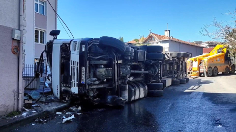 İstanbul - Sarıyer'de freni arızalanan TIR yan yattı; şoför yaralandı