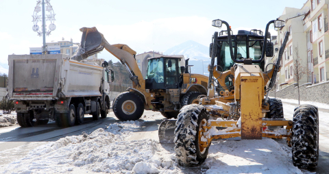 Erzurum'da günde 500 kamyon kar, şehir dışına taşınıyor