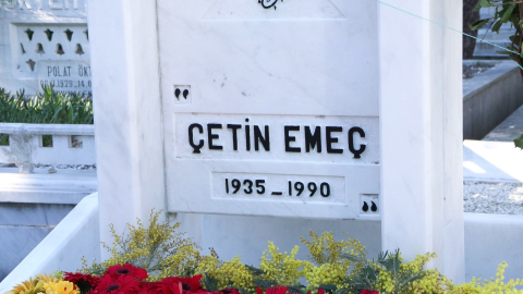 İstanbul- Gazeteci Çetin Emeç ölümünün 35'inci yılında mezarı başında anıldı