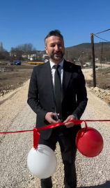 Kalabalık tepkisinden rahatsız olan belediye başkanı, köprüyü tek başına açtı