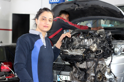 Antalya -8 yıllık oto tamircisi Döndü: Hem anne hem ustayım /Video eklendi