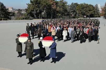 MSB personeli, komutan eşleri ve kadın askerlerden Anıtkabir'e ziyaret