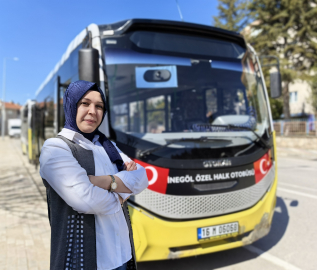 2 çocuk annesi Yasemin, araç yıkayarak başladığı iş hayatını otobüs şoförü olarak sürdürüyor