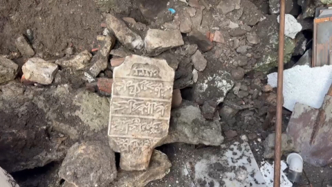 İstanbul- Fatih'te bina duvarı çöktü; molozlar arasından tarihi mezar taşı çıktı