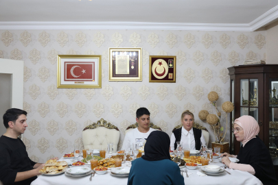 Emine Erdoğan, iftarda 15 Temmuz şehidi Sayın'ın ailesinin misafiri oldu