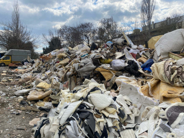 İzmir'deki sanayi sitesinde çöp yığınları oluştu; esnaf çözüm bekliyor