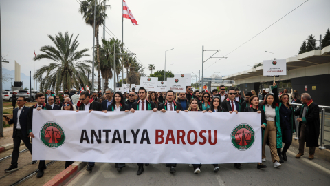 Avukatlardan cübbeleriyle 'Adalet İçin El Ele' yürüyüşü