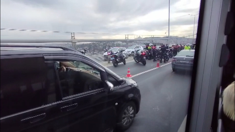 İstanbul - 15 Temmuz Şehitler Köprüsü’nde motosikletli polisler kaza yaptı: 2 yaralı