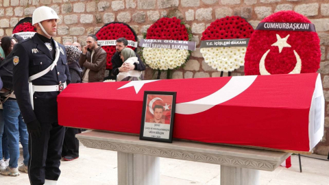 İstanbul- Şehit Bekçi Uğur Gölçek son yolculuğuna uğurlandı / Edirnekapı Şehitliği'nden görüntüler