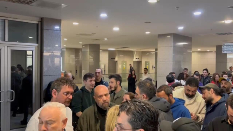 İstanbul - 'Boykot' çağrısı soruşturması: 11 şüpheli adliyeye sevk edildi / Adliyede bekleyenlerden görüntü