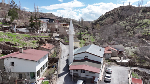 Gesi'de cam, demir ve tuğladan inşa edilen minareler, mimarisiyle dikkat çekiyor / Ek fotoğraflar
