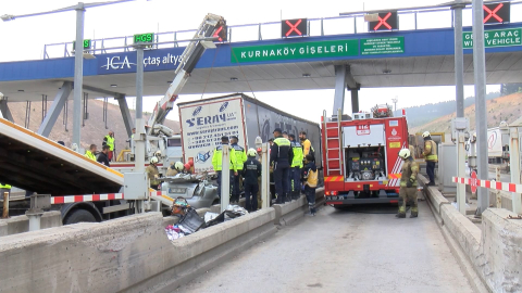 İstanbul - Pendik'te TIR'ın altına giren otomobilde hayatını kaybedenlerin cenazeleri Adli Tıp Kurumu'nda