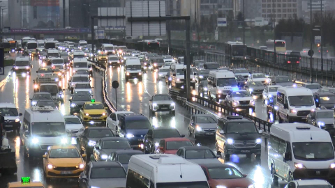 İstanbul - İstanbul'da trafik yoğunluğu yaşanıyor / Aktüel görüntülerle