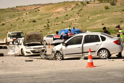 Adıyaman'da otomobiller kafa kafaya çarpıştı: 1 ölü, 8 yaralı