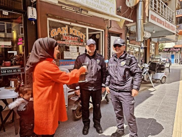 Kavga ihbarına giden polislere pastalı kutlama