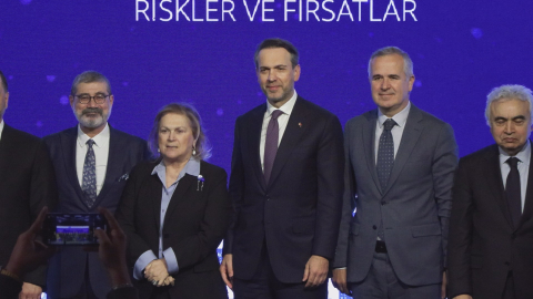 İstanbul- Bakan Bayraktar: Türkiye'deki 3 milyon 800 bin abonenin doğal gazını kendimiz karşılar hale geldik