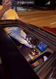 İstanbul- Kadıköy'de camından sarktığı otomobili ayağıyla kontrol etti; yolcular dans etti