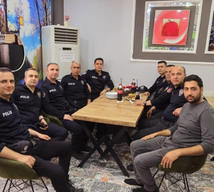 Mardin’de mahallelilerden kavga ihbarına giden polislere pastalı kutlama