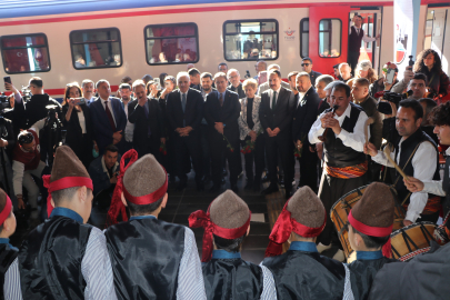 Turistik Diyarbakır Ekspresi, halk oyunları gösterisi ve güllerle karşılandı
