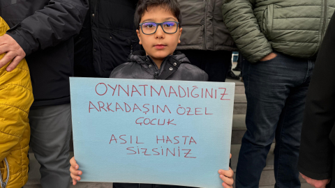 Down sendromlu çocuğun alınmadığı oyun alanı önünde protesto