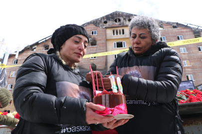 78 kişinin hayatını kaybettiği otelin önünde gözyaşlarına boğuldular