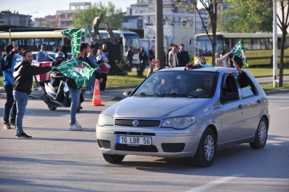 Bursasporlu taraftarlar, şampiyonluğu coşkuyla kutladı