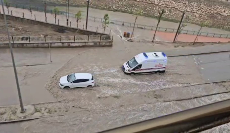 Nusaybin’de sağanak; cadde ve sokaklar göle döndü