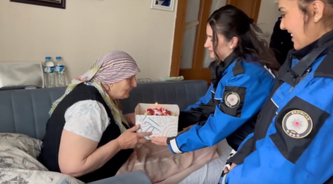 71’inci yaşını birlikte kutlamak istediği polisler pastayla geldi