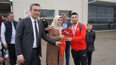 Halterde Avrupa şampiyonu olan Harun Algül’e memleketi Şırnak'ta görkemli karşılama