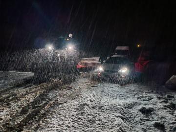 Elazığ’da, karda mahsur kalan araçlar kurtarıldı