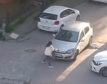 İstanbul - Avcılar’da yol ortasında sürücülere küfür edip araçları tekmeledi