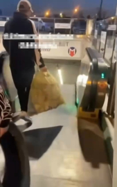 İstanbul - Metro istasyonuna çöp ve lastik atan şüpheliler kamerada