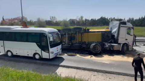 İstanbul - Büyükçekmece TEM Otoyolu'nda otobüsle hafriyat kamyonu çarpıştı: Yol 3 saat kapalı kaldı / Ek görüntü ve bilgiyle geniş haber