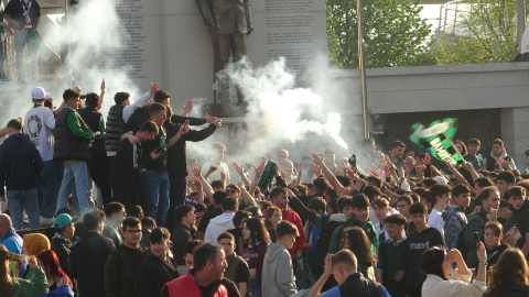 Süper Lig’i garantileyen Kocaelispor’u, taraftar kutlama yapmak için bekliyor / Ek Fotoğraflar