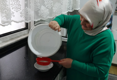 30 yıldır nisan yağmurunu şifa niyetine içiyor