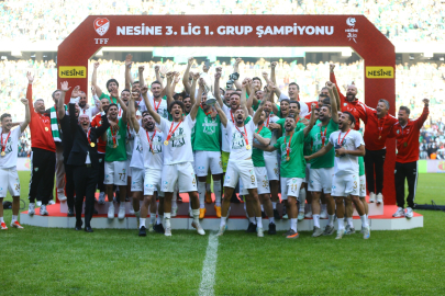 Bursasporlu futbolcular şampiyonluk kupasını kaldırdı