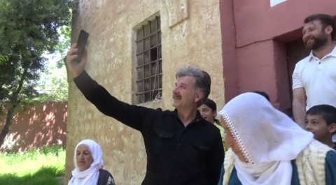 Mardin- Mahalleli, boş kalan kilisenin bahçesinden eski komşularını arayıp bayramlarını kutladı /Video eklendi
