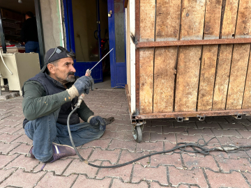 Çocukken engelli kaldı, kaynak yaparak geçimini sağlıyor
