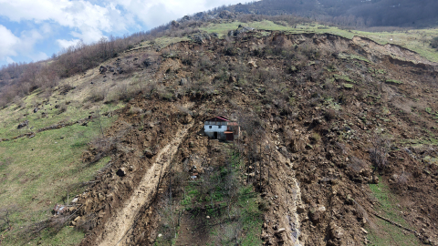 Trabzon - Sis içinde heyelandan sirenli uyarıyla kurtuldular /Video eklendi