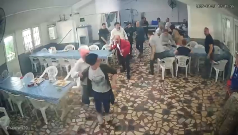 İstanbul- Depreme yemekhanede yakalandılar; bir işçi bayılırken bir kişi yemek yemeye devam etti