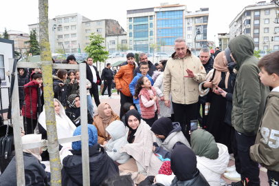 Sultangazi'de toplanma alanlarındakilere gıda yardımı