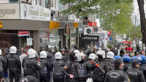 İstanbul- Beşiktaş'tan Taksim Meydanı'na çıkmak isteyen gruba polis izin vermedi / Aktüel görüntüyle