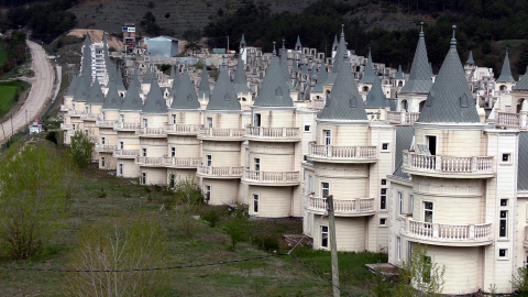 'Peri masalı' yaşam tarzı sunacağı vaadiyle lansmanı yapılıp atıl kalan villalar, dronla görüntülendi/ Ek fotoğraflar