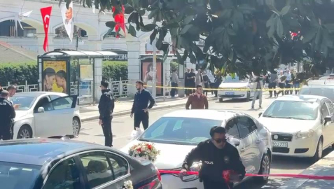 İstanbul - Avcılar'da motosikletle gelip otomobile ateş açtılar - 1