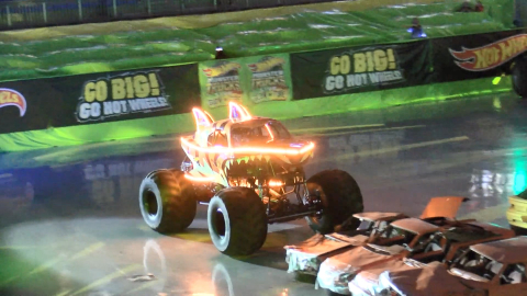 İstanbul - Hot Wheels'ın dev tekerlekli canavar kamyonları İstanbul'da şov yaptı