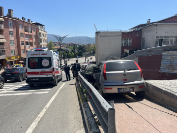 Kocaeli - Otomobil, kırmızı ışıkta bekleyen otomobile çarptı; 2'si çocuk, 5 yaralı /Video eklendi