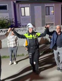 Düğün konvoyundaki araçları yoldan kaldıran polis, davet üzerine halaya katıldı